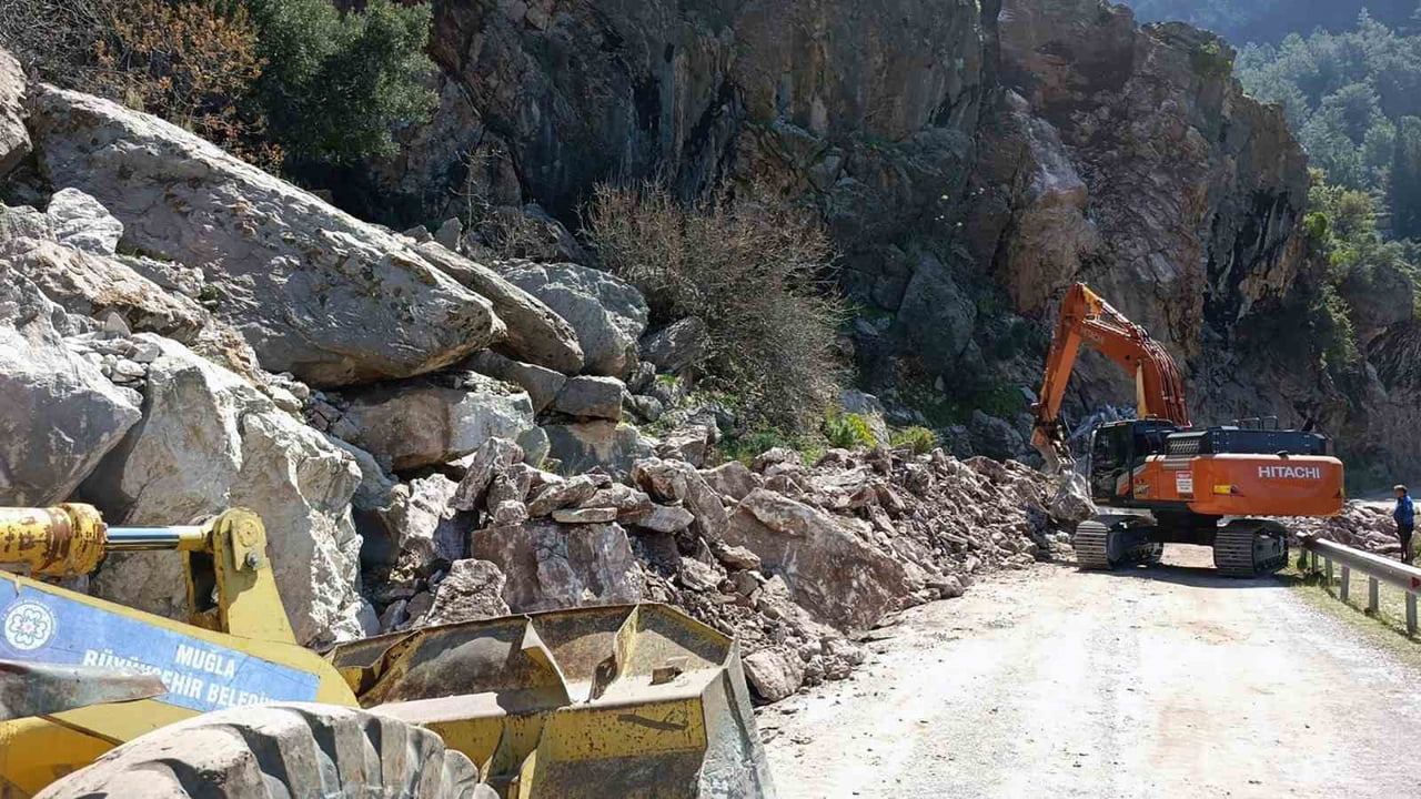 MUĞLA’NIN FETHİYE İLÇESİ FARALYA MAHALLESİ KABAK MEVKİİNDE MEYDANA GELEN HEYELAN VE KAYA DÜŞMESİ...