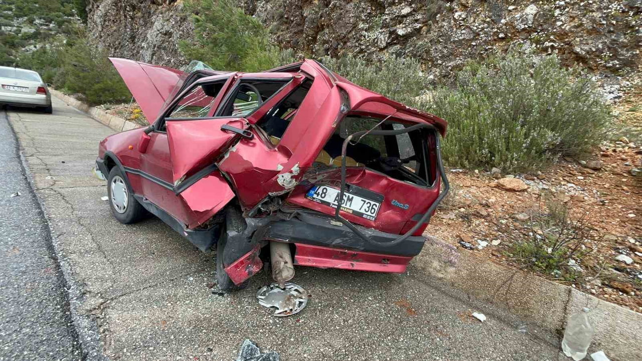 MUĞLA’NIN MENTEŞE İLÇESİNDE İKİ ARACIN KARIŞTIĞI TRAFİK KAZASINDA 3 KİŞİ YARALANDI.