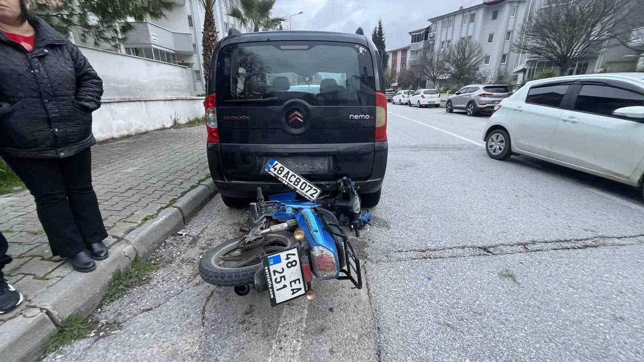 MUĞLA’NIN MENTEŞE İLÇESİNDE MEYDANA GELEN KAZADA, ANİ MANEVRA YAPAN ARACI FARK EDEN MOTOSİKLET...