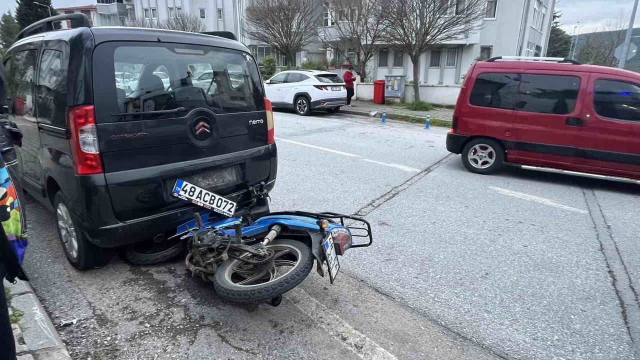 MUĞLA’NIN MENTEŞE İLÇESİNDE MEYDANA GELEN KAZADA, ANİ MANEVRA YAPAN ARACI FARK EDEN MOTOSİKLET...