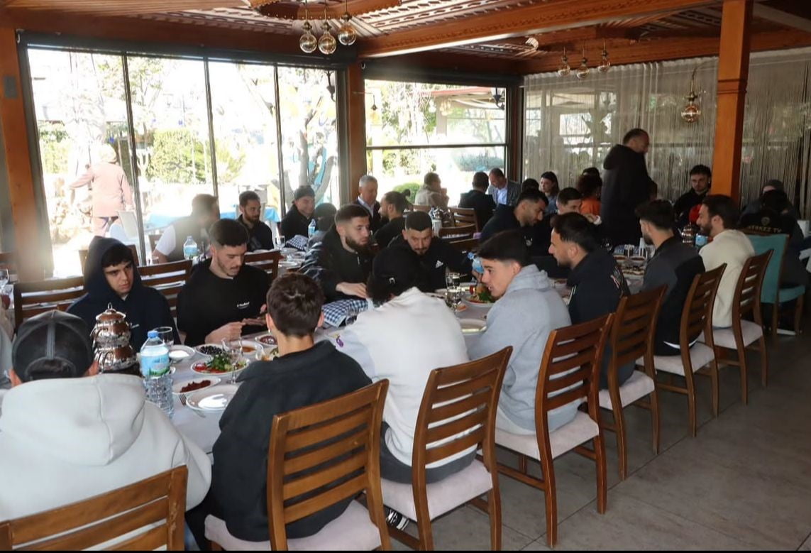 MUĞLASPOR, KARAMAN DEPLASMANI ÖNCESİNDE DÜZENLENEN KAHVALTI ORGANİZASYONUNDA BİR ARAYA GELDİ.