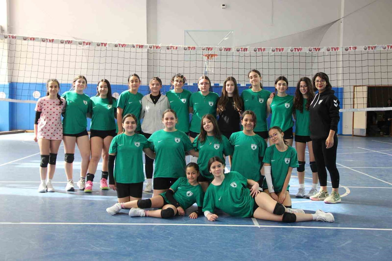 MUĞLASPOR VOLEYBOL ANTRENÖRÜ ŞEVVANUR ÇEVİKER, ALTYAPIDA ÜÇ FARKLI KATEGORİDE YOĞUN BİR ÇALIŞMA...