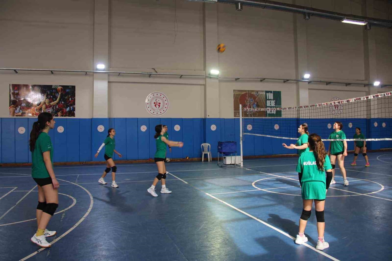 MUĞLASPOR VOLEYBOL ANTRENÖRÜ ŞEVVANUR ÇEVİKER, ALTYAPIDA ÜÇ FARKLI KATEGORİDE YOĞUN BİR ÇALIŞMA...