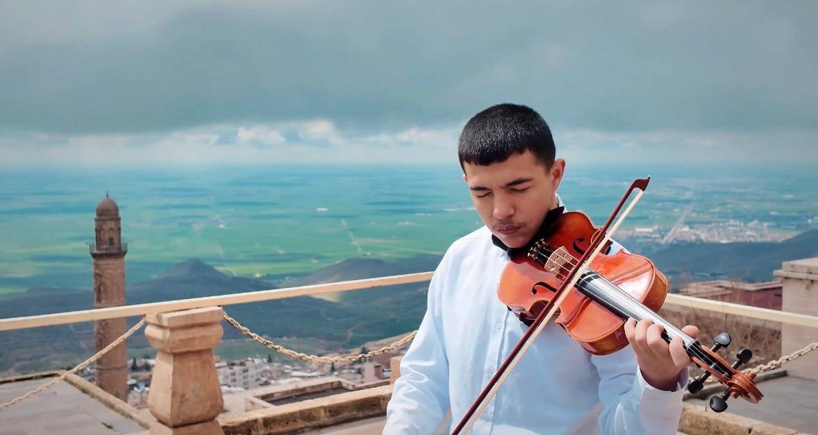 MUHSİN YEKTA TURAN VE MİR ASAF ÖTERİN KEMAN VE PİYANO PERFORMANSLARI, SANATIN BİRLEŞTİRİCİ GÜCÜNÜ...