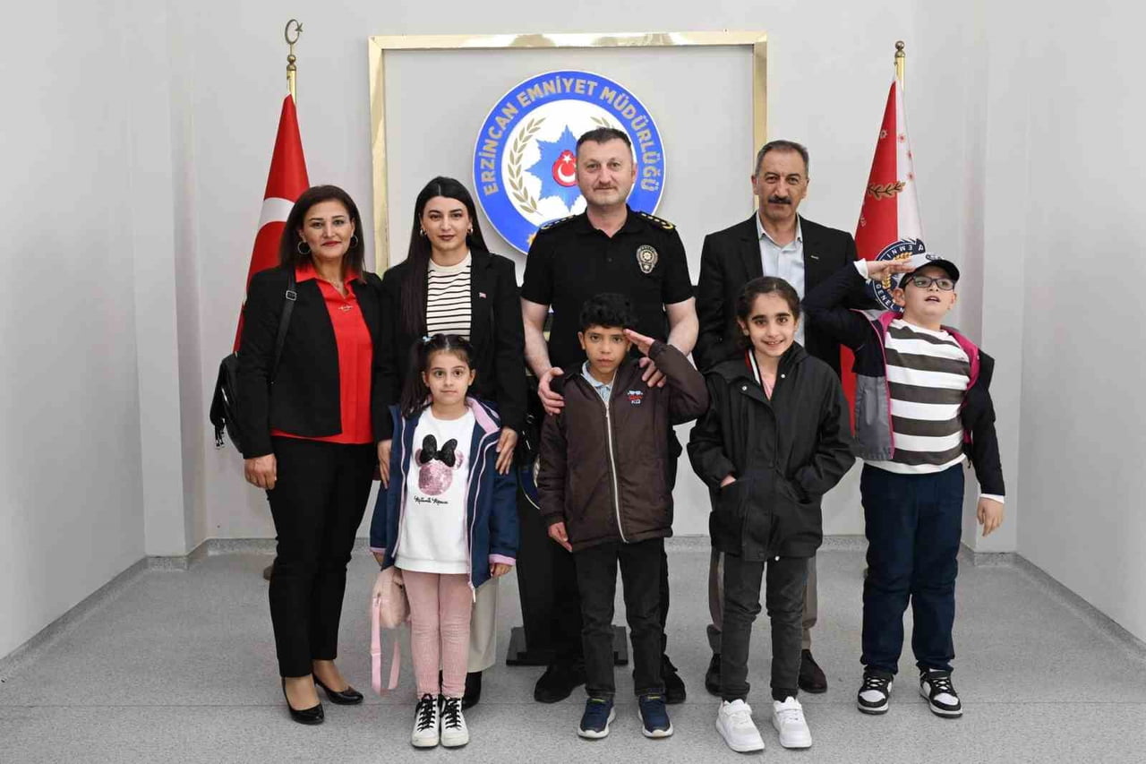 MUNZUR İLKOKULU MÜDÜRÜ, ÖĞRETMENLERİ VE ÖZEL ÖĞRENCİLER, İL EMNİYET MÜDÜRÜ ZAFER BAYBABAYI...