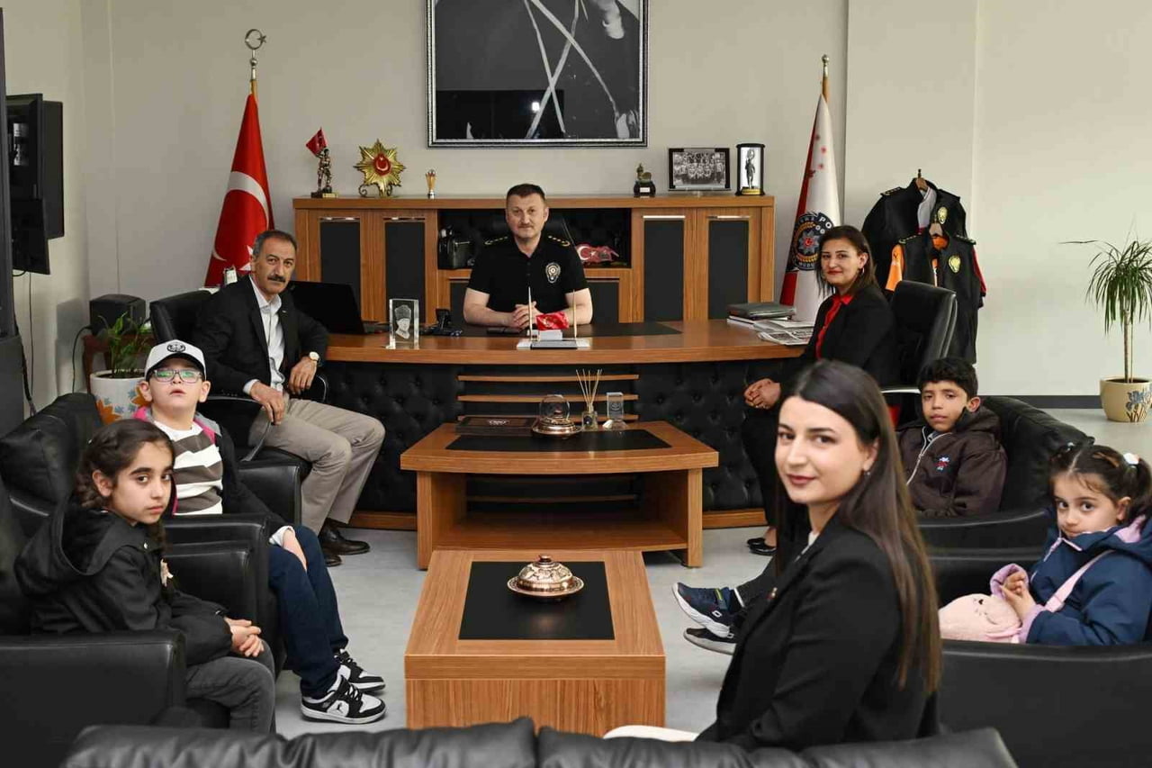 MUNZUR İLKOKULU MÜDÜRÜ, ÖĞRETMENLERİ VE ÖZEL ÖĞRENCİLER, İL EMNİYET MÜDÜRÜ ZAFER BAYBABAYI...