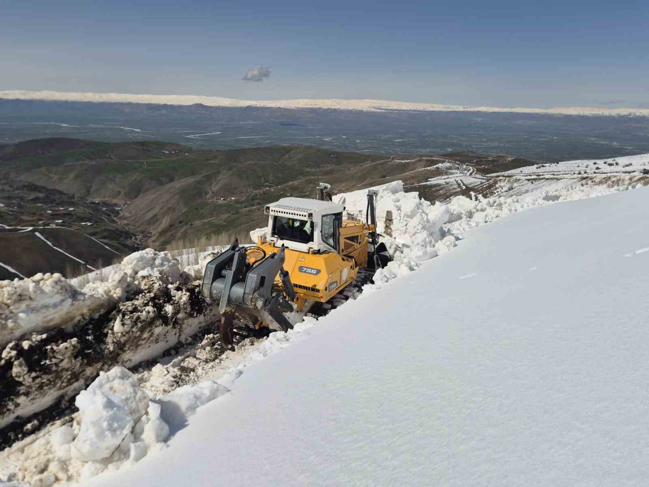 MUŞ'TA BAHAR AYLARINA RAĞMEN ETKİSİNİ SÜRDÜREN YOĞUN KAR YAĞIŞI NEDENİYLE KAPANAN KÖY YOLLARI, İL...
