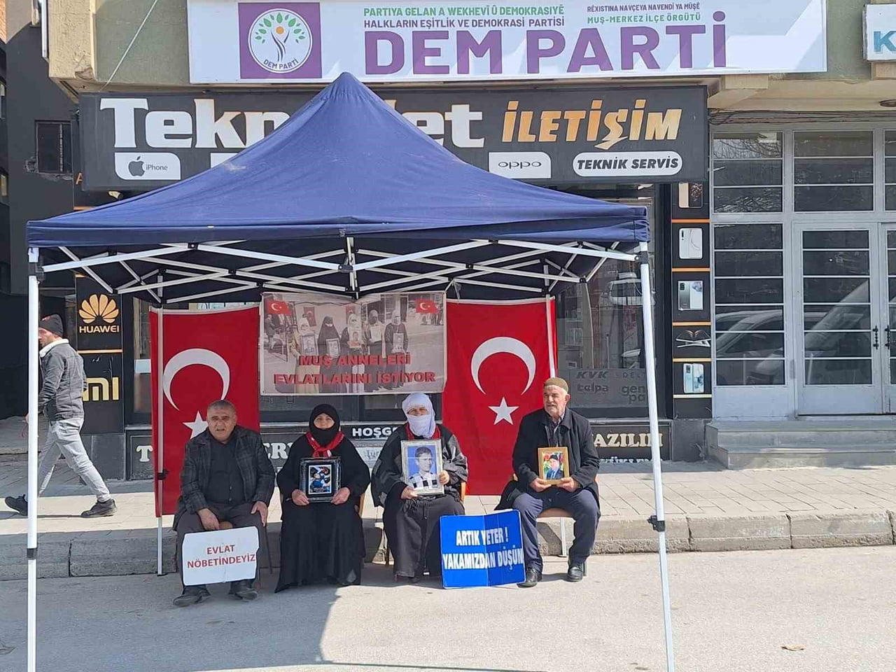 MUŞ'TA DEM PARTİ İL BAŞKANLIĞI ÖNÜNDE EVLAT NÖBETİ TUTAN AİLELER, ÇOCUKLARINA TESLİM OLMALARI İÇİN...
