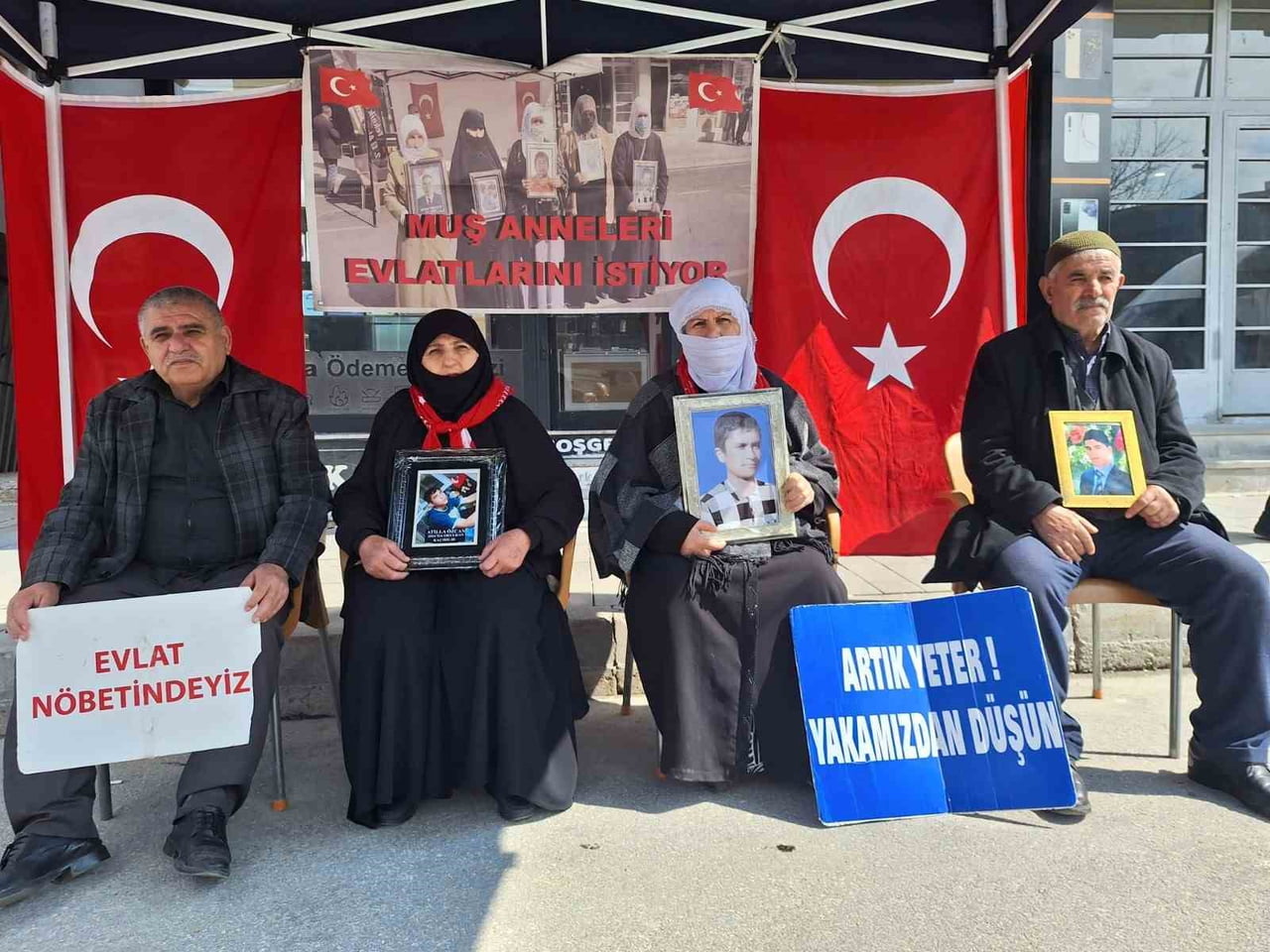 MUŞ'TA DEM PARTİ İL BAŞKANLIĞI ÖNÜNDE EVLAT NÖBETİ TUTAN AİLELER, ÇOCUKLARINA TESLİM OLMALARI İÇİN...