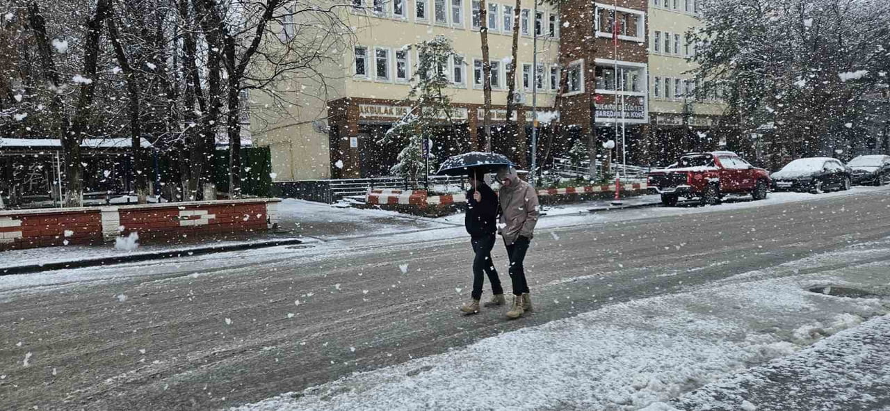 MUŞ'UN BULANIK İLÇESİNDE NİSAN AYINDA ETKİLİ OLAN KAR YAĞIŞI, HAYATI OLUMSUZ ETKİLEDİ.