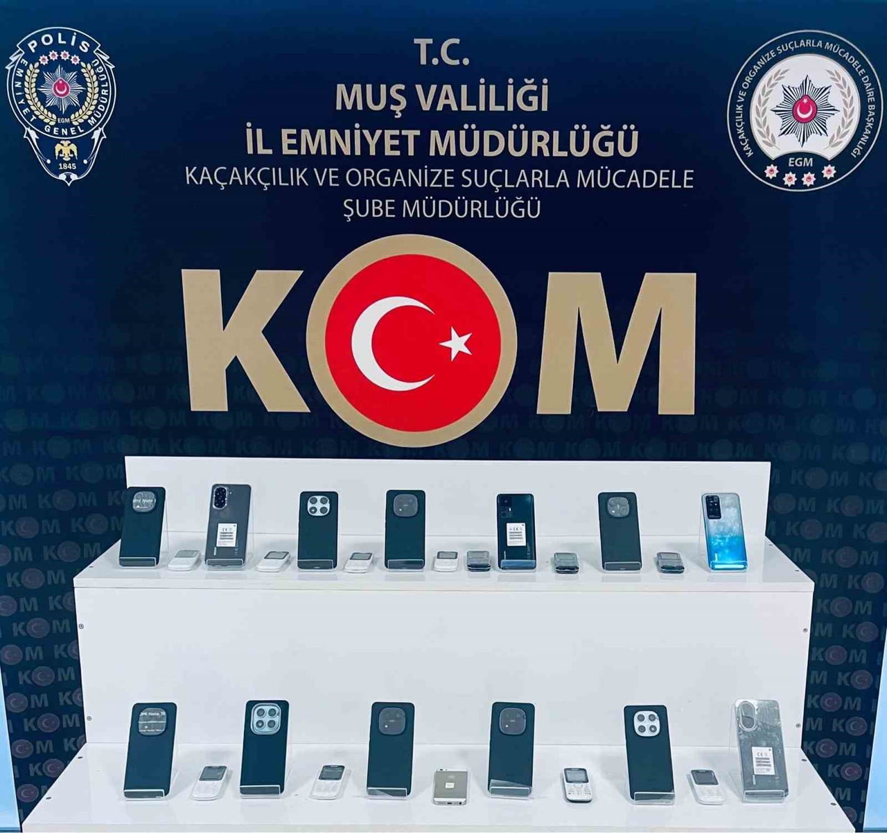 MUŞ İL EMNİYET MÜDÜRLÜĞÜ KOM EKİPLERİNCE 4 İŞYERİNE DÜZENLENEN OPERASYONDA 25 GÜMRÜK KAÇAĞI CEP...