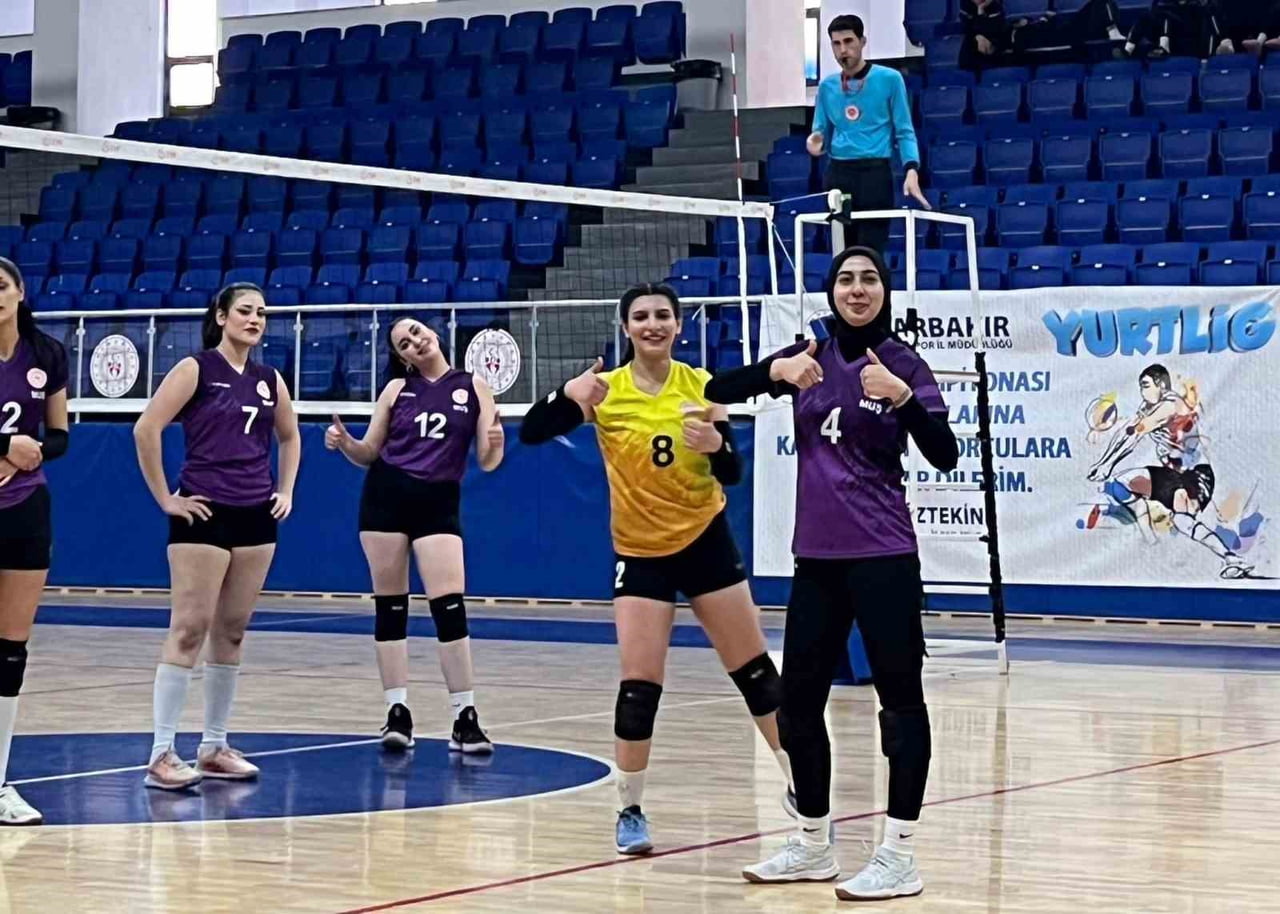 MUŞ SULTAN ALPARSLAN YURDU KIZ VOLEYBOL TAKIMI YARI FİNALE YÜKSELDİ