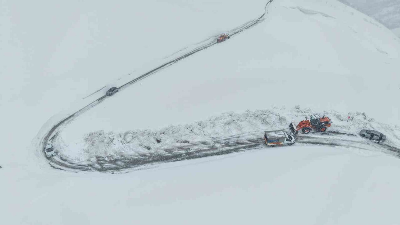 MUŞ’TA ETKİLİ OLAN KAR YAĞIŞI VE TİPİ NEDENİYLE HASKÖY-MUTKİ KARA YOLUNDA MAHSUR KALAN 10 ARAÇTAKİ...