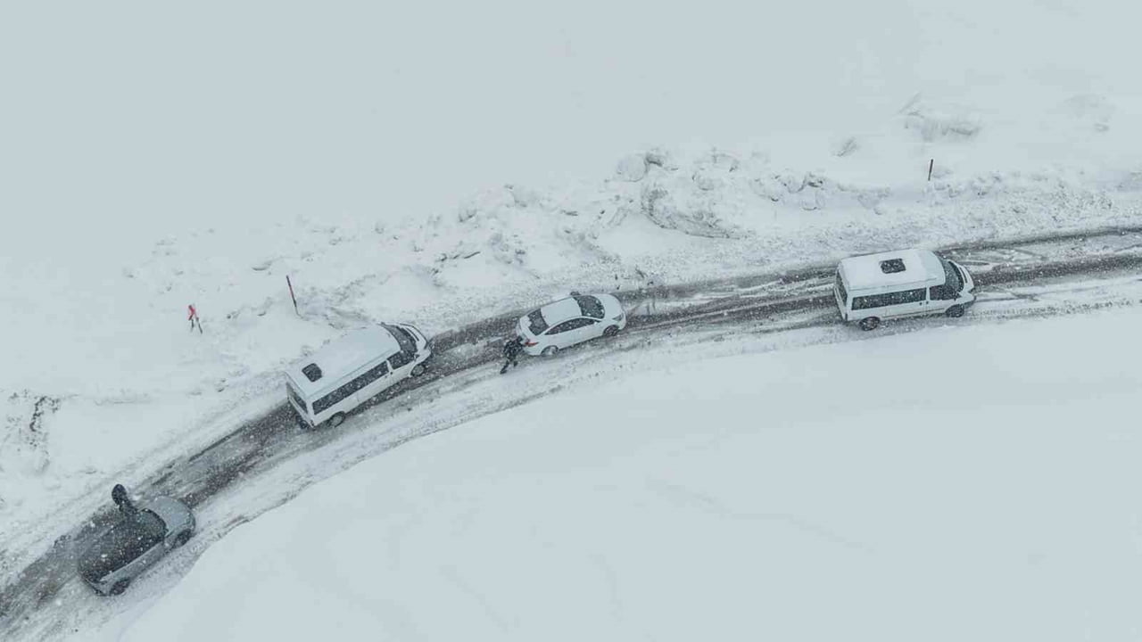 MUŞ’TA ETKİLİ OLAN KAR YAĞIŞI VE TİPİ NEDENİYLE HASKÖY-MUTKİ KARA YOLUNDA MAHSUR KALAN 10 ARAÇTAKİ...