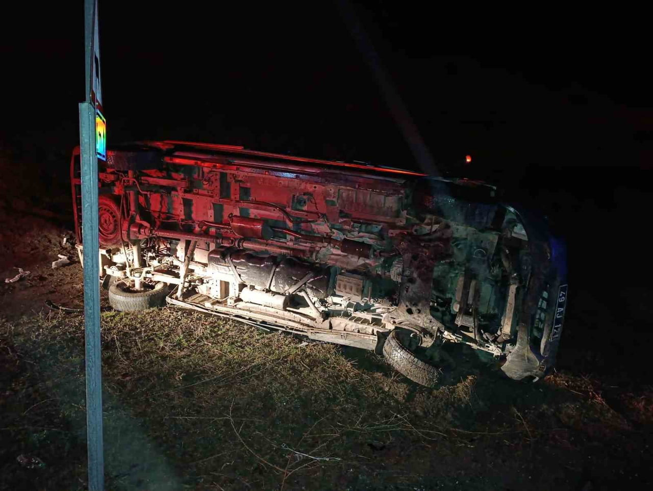 MUŞ’TA HASTA NAKLİ YAPAN AMBULANSIN ŞARAMPOLE DEVRİLMESİ SONUCU 5 KİŞİ YARALANDI.