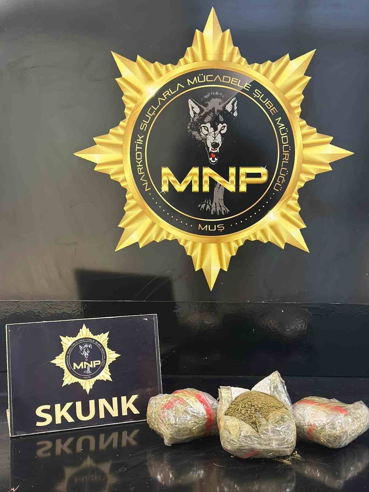 MUŞ’TA NARKOTİK EKİPLERİNİN YÜRÜTTÜĞÜ ÇALIŞMALAR KAPSAMINDA ARAÇTA GİZLENMİŞ 762 GRAM SKUNK ELE...