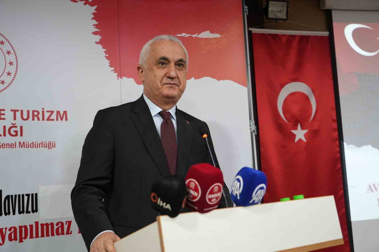 MUŞ’TA OKUMA ALIŞKANLIĞINI YAYGINLAŞTIRMAK VE KİTAPLARIN ÖNEMİNE DİKKAT ÇEKMEK AMACIYLA DÜZENLENEN...