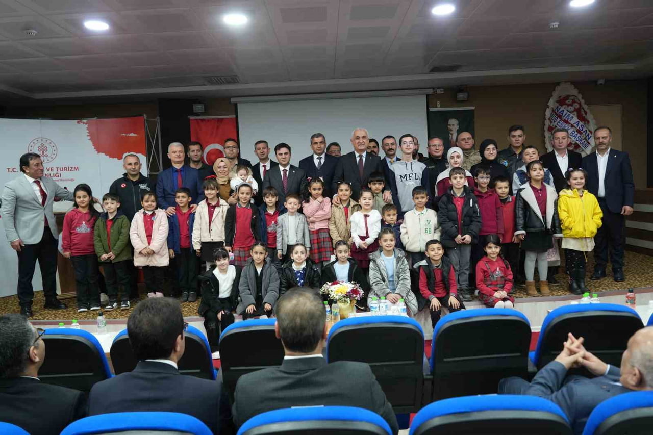 MUŞ’TA OKUMA ALIŞKANLIĞINI YAYGINLAŞTIRMAK VE KİTAPLARIN ÖNEMİNE DİKKAT ÇEKMEK AMACIYLA DÜZENLENEN...