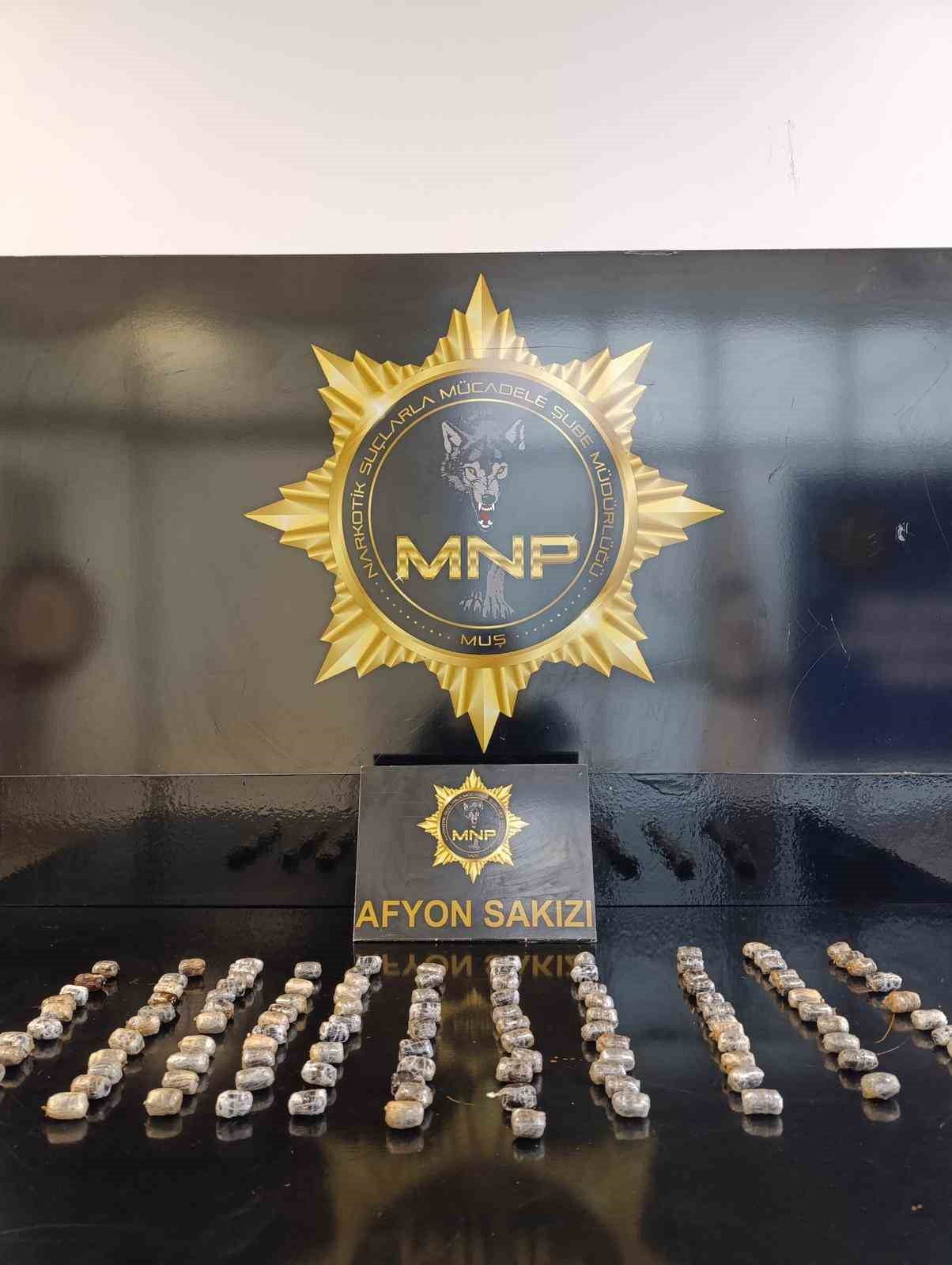 MUŞ’TA POLİS EKİPLERİNCE DURDURULAN BİR OTOBÜSTE ŞÜPHELİ HAREKETLER SERGİLEYEN YABANCI UYRUKLU...