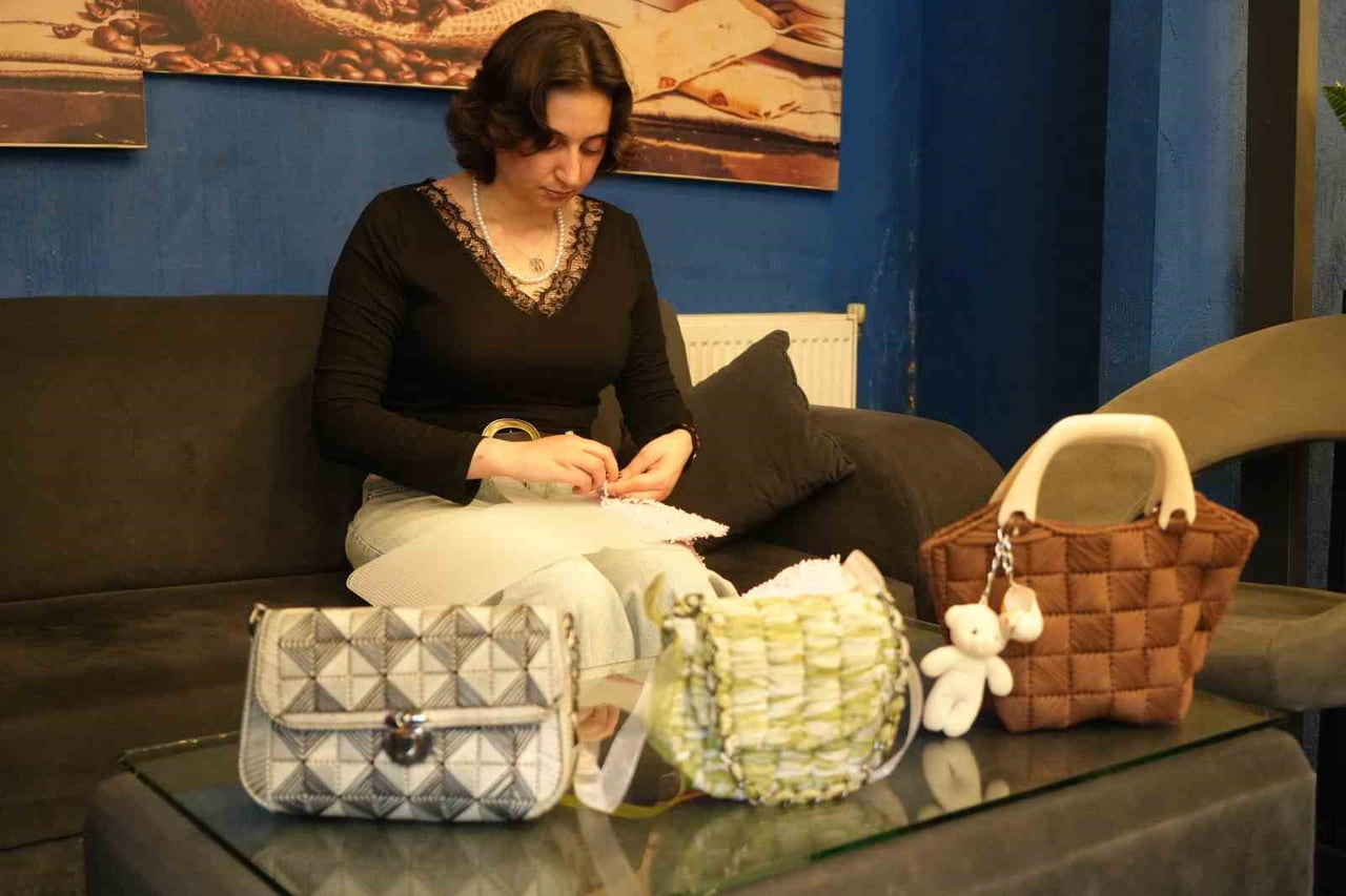 MUŞ’TA ÜNİVERSİTE ÖĞRENCİSİ SİBEL ASLAN, EL EMEĞİ GÖZ NURU İLE ÖRDÜĞÜ ÇANTALARI SOSYAL MEDYA...