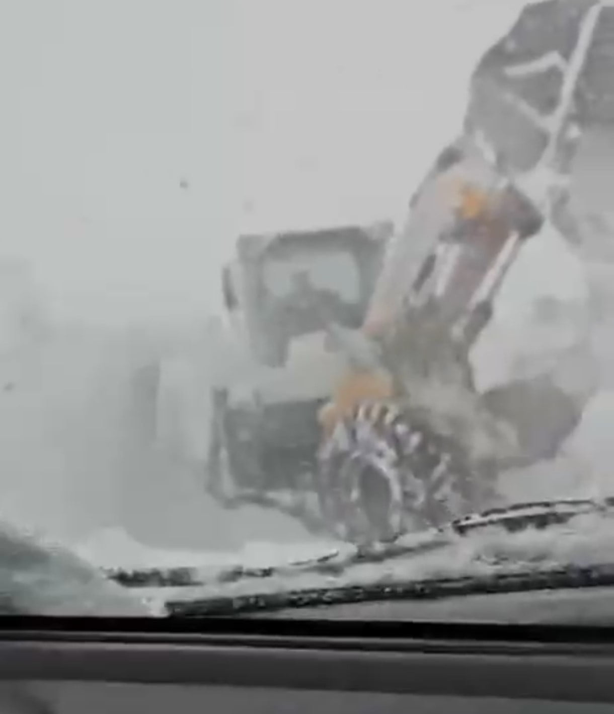 MUŞ’TA YÜKSEK KESİMLERDE ETKİSİNİ ARTIRAN YOĞUN KAR YAĞIŞI NEDENİYLE 20 KÖY YOLU ULAŞIMA...