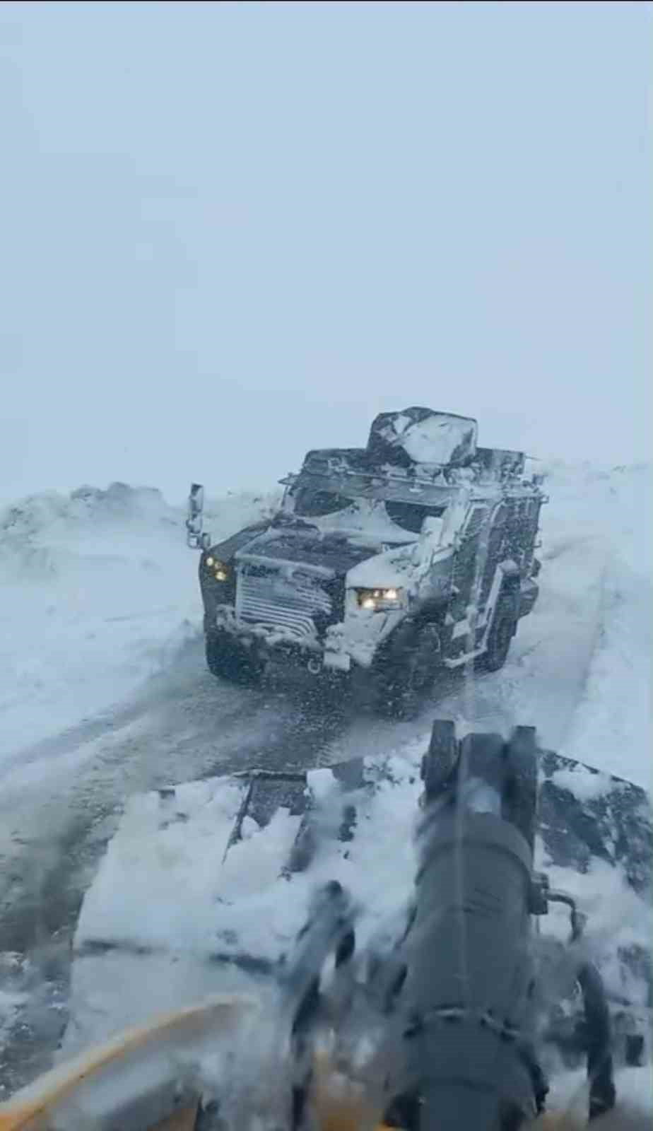 MUŞ’TA YÜKSEK KESİMLERDE ETKİSİNİ ARTIRAN YOĞUN KAR YAĞIŞI NEDENİYLE 20 KÖY YOLU ULAŞIMA...