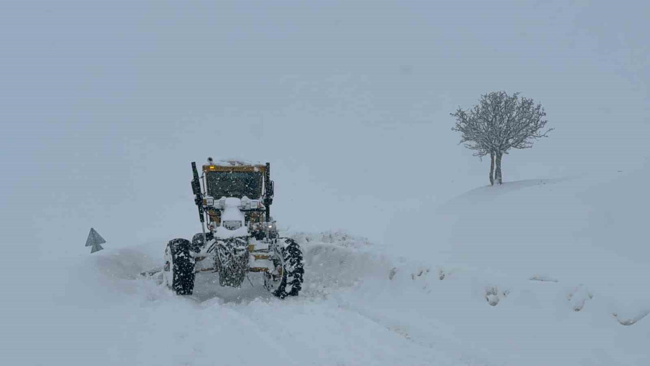 MUŞ’TA YÜKSEK KESİMLERDE ETKİSİNİ ARTIRAN YOĞUN KAR YAĞIŞI NEDENİYLE 55 KÖY YOLU ULAŞIMA...