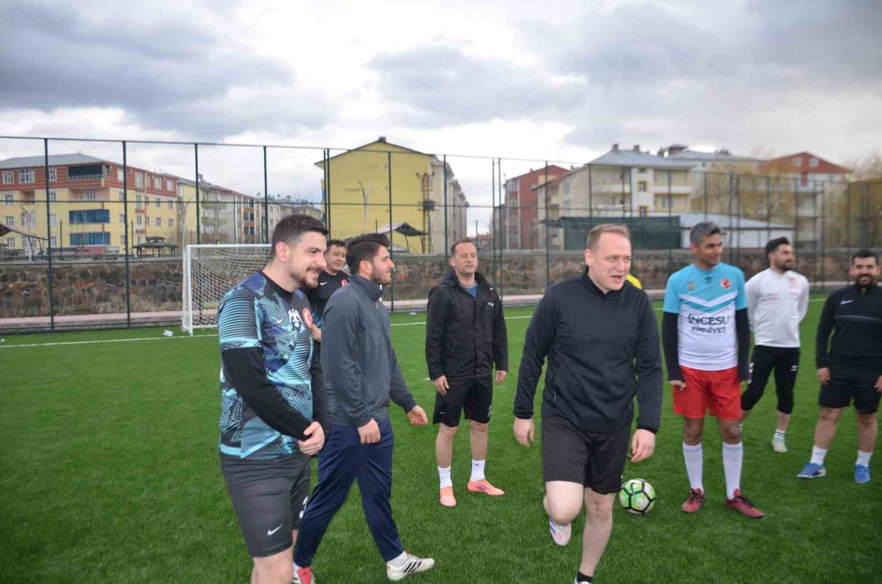 MUŞ’UN BULANIK İLÇESİNDE 10 NİSAN POLİS HAFTASI ETKİNLİKLERİ KAPSAMINDA PROTOKOL ÜYELERİ İLE...