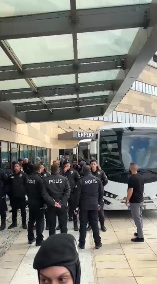 MUSTAFA BOZBEY VE BERABERİNDEKİ 56 KİŞİ ADLİYEYE SEVK EDİLDİ. SAĞLIK KONTROLÜ İÇİN HASTANEYE...