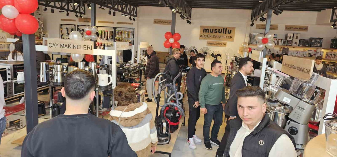 MUSULLU’NUN ANTAKYA’DAKİ YENİ ŞUBESİ AÇILDI: KURDELE İŞÇİLERLE BİRLİKTE KESİLDİ