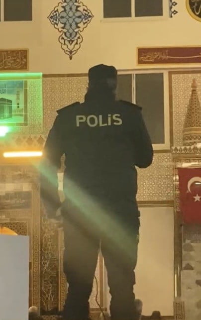 NAMAZA GİDEN İLÇE EMNİYET MÜDÜRÜ MÜEZZİNLİK YAPTI