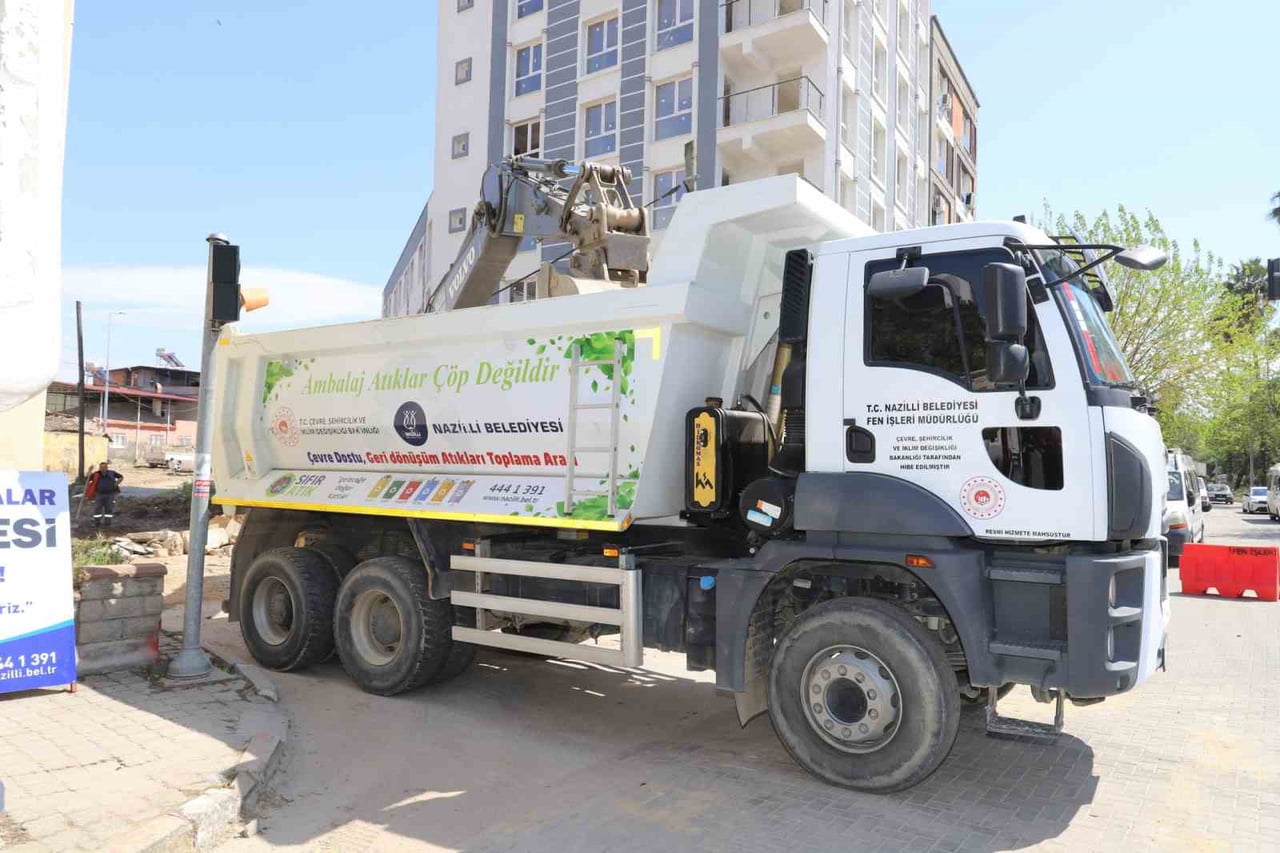 NAZİLLİ BELEDİYESİ FEN İŞLERİ MÜDÜRLÜĞÜ EKİPLERİ, ÇAPAHASAN MAHALLESİ 381 SOKAK’TA KAPSAMLI BİR...