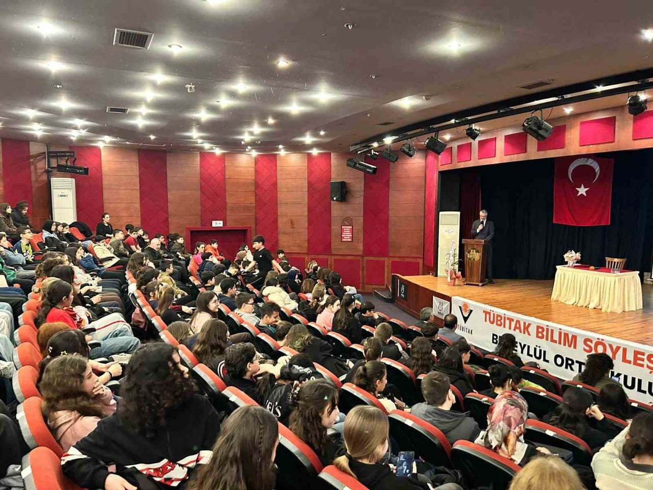 NAZİLLİ BEŞEYLÜL ORTAOKULU'NDA ÖĞRENCİ VE ÖĞRETMENLERİNE YÖNELİK 'TÜBİTAK BİLİM SÖYLEŞİLERİ'...