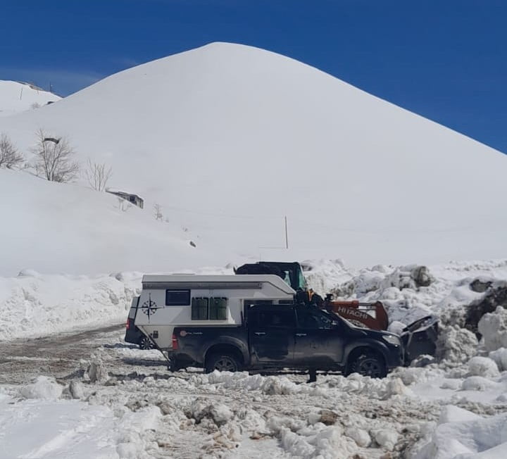 NEMRUT DAĞI'NDA KAR KALINLIĞI YER YER 5 METREYE ULAŞTI, YOL AÇMA ÇALIŞMALARI SÜRÜYOR.