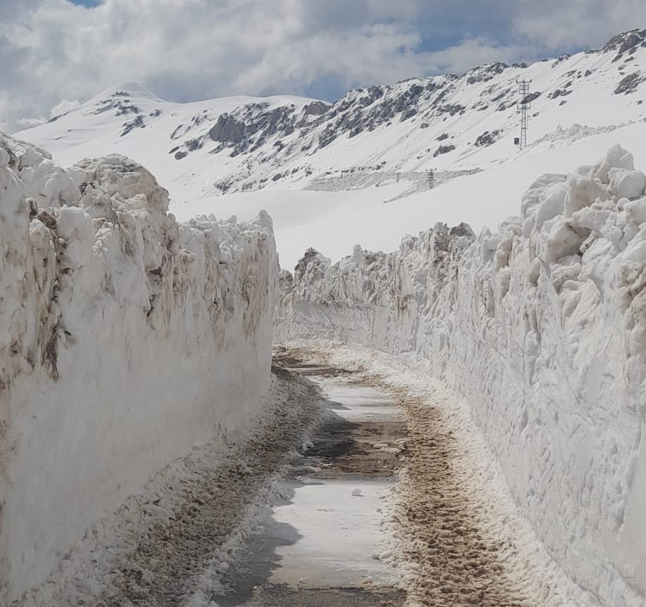 NEMRUT DAĞI'NDA KAR KALINLIĞI YER YER 5 METREYE ULAŞTI, YOL AÇMA ÇALIŞMALARI SÜRÜYOR.