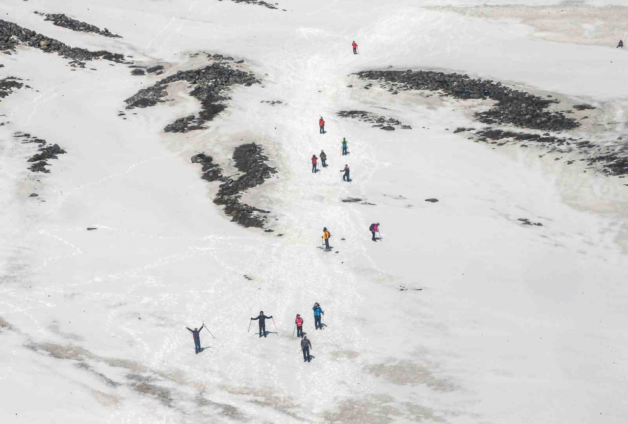 NEPAL'DEKİ EVEREST DAĞI REHBERLERİ, ZİRVEYE TIRMANAN DAĞCILARIN YEMEKLERİNE KARBONAT KOYARAK...