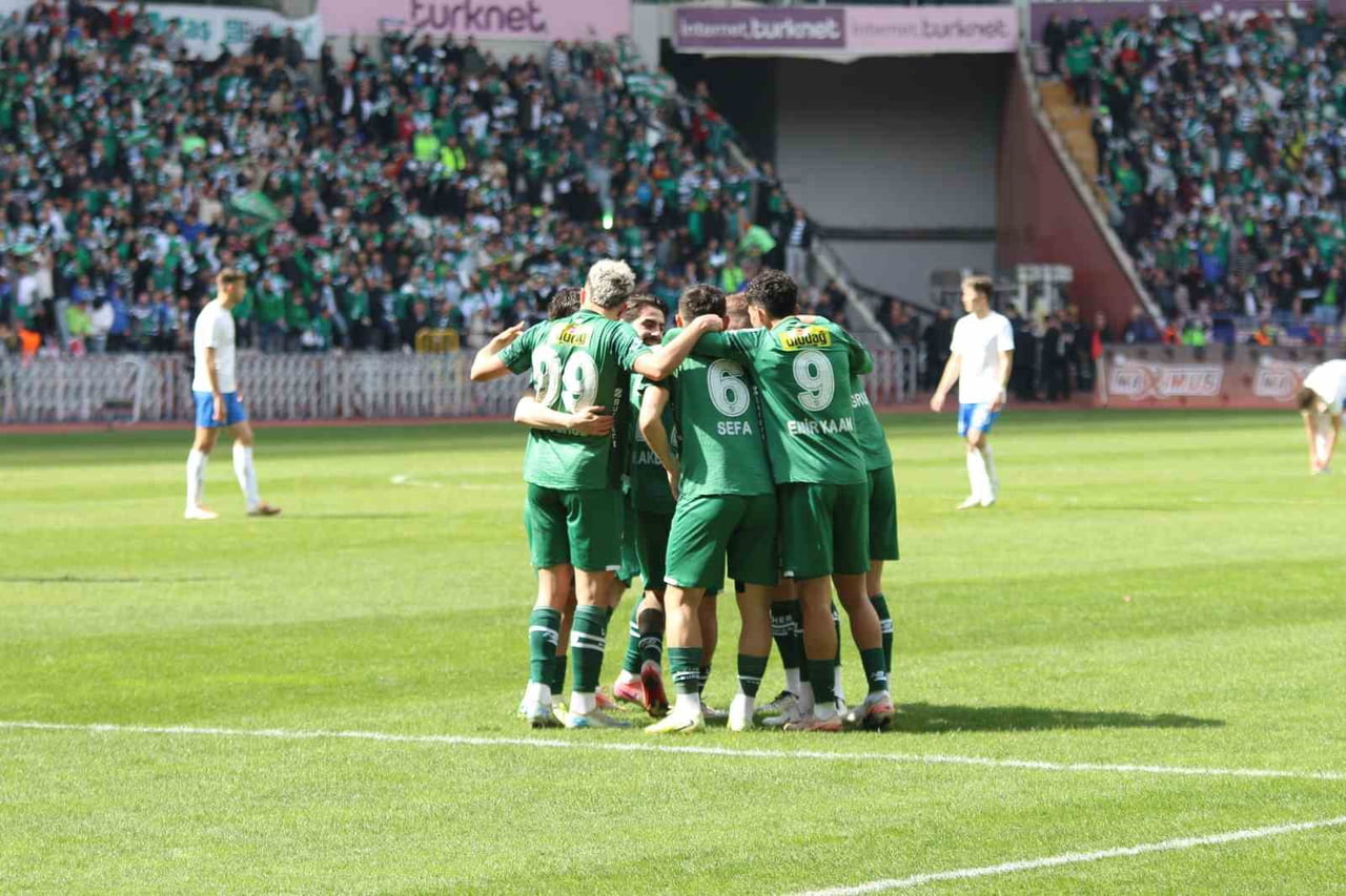 NESİNE 2. LİG KIRMIZI GRUP 32. HAFTA MAÇINDA ANKARA DEMİRSPOR İLE BURSASPOR KARŞI KARŞIYA ...