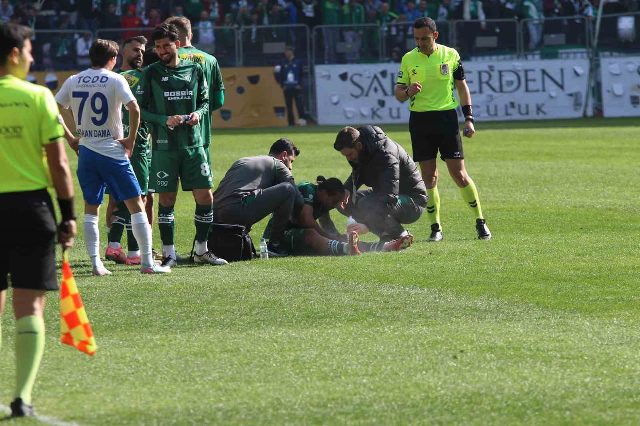 NESİNE 2. LİG KIRMIZI GRUP 32. HAFTASINDA ESKİŞEHİR'DE OYNANAN MAÇTA BURSASPOR, ANKARA DEMİRSPOR'U...