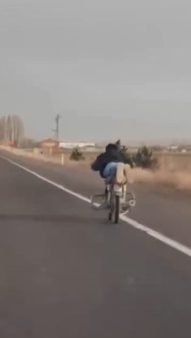 NEVŞEHİR'DE TRAFİKTE TEHLİKELİ HAREKETLER YAPAN EHLİYETSİZ MOTOSİKLETLİYE 88 BİN 500 TL PARA...