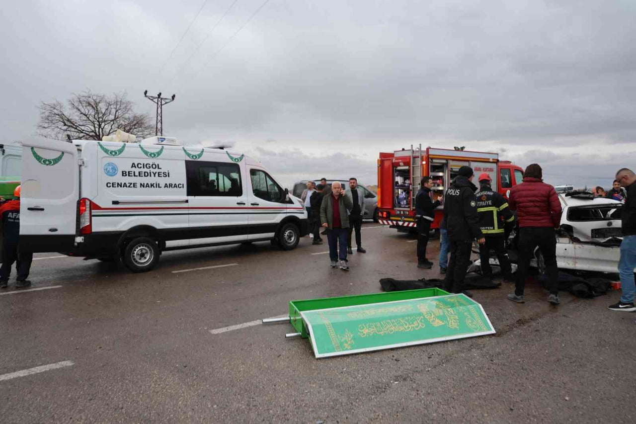 NEVŞEHİR’DE 3 ARACIN KARIŞTIĞI TRAFİK KAZASINDA HAYATINI KAYBEDENLERİN SAYISI 4’E YÜKSELDİ. KAZADA...