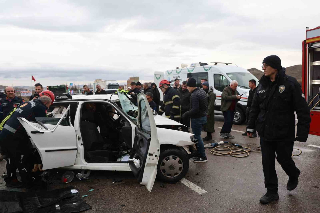 NEVŞEHİR’DE 3 ARACIN KARIŞTIĞI TRAFİK KAZASINDA HAYATINI KAYBEDENLERİN SAYISI 4’E YÜKSELDİ. KAZADA...