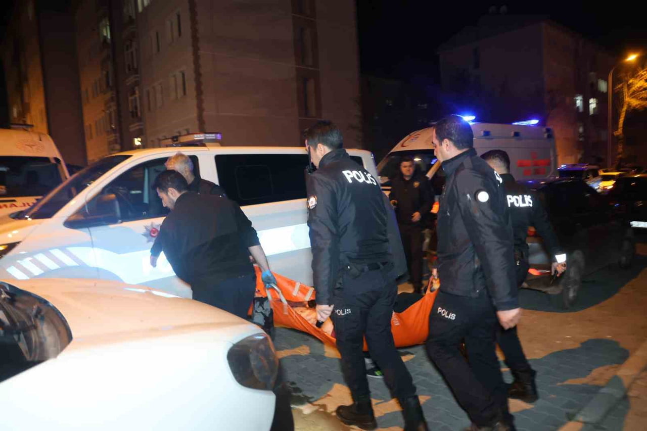 NEVŞEHİR’DE BULUNAN BİR PARKTA ALKOL ALAN ŞAHISLAR, "BU PARKIN LAMBASI NEDEN YANMIYOR" DİYE...