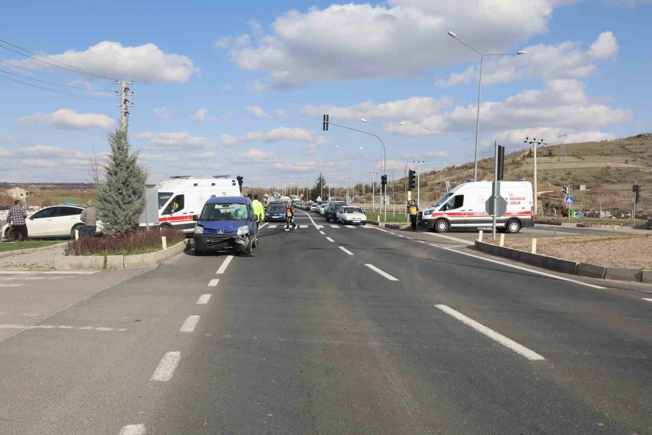NEVŞEHİR’DE HAFİF TİCARİ ARAÇ SÜRÜCÜSÜ KIRMIZI IŞIKTA BEKLEYEN MOTOSİKLETE ÇARPTI. HAFİF TİCARİ...