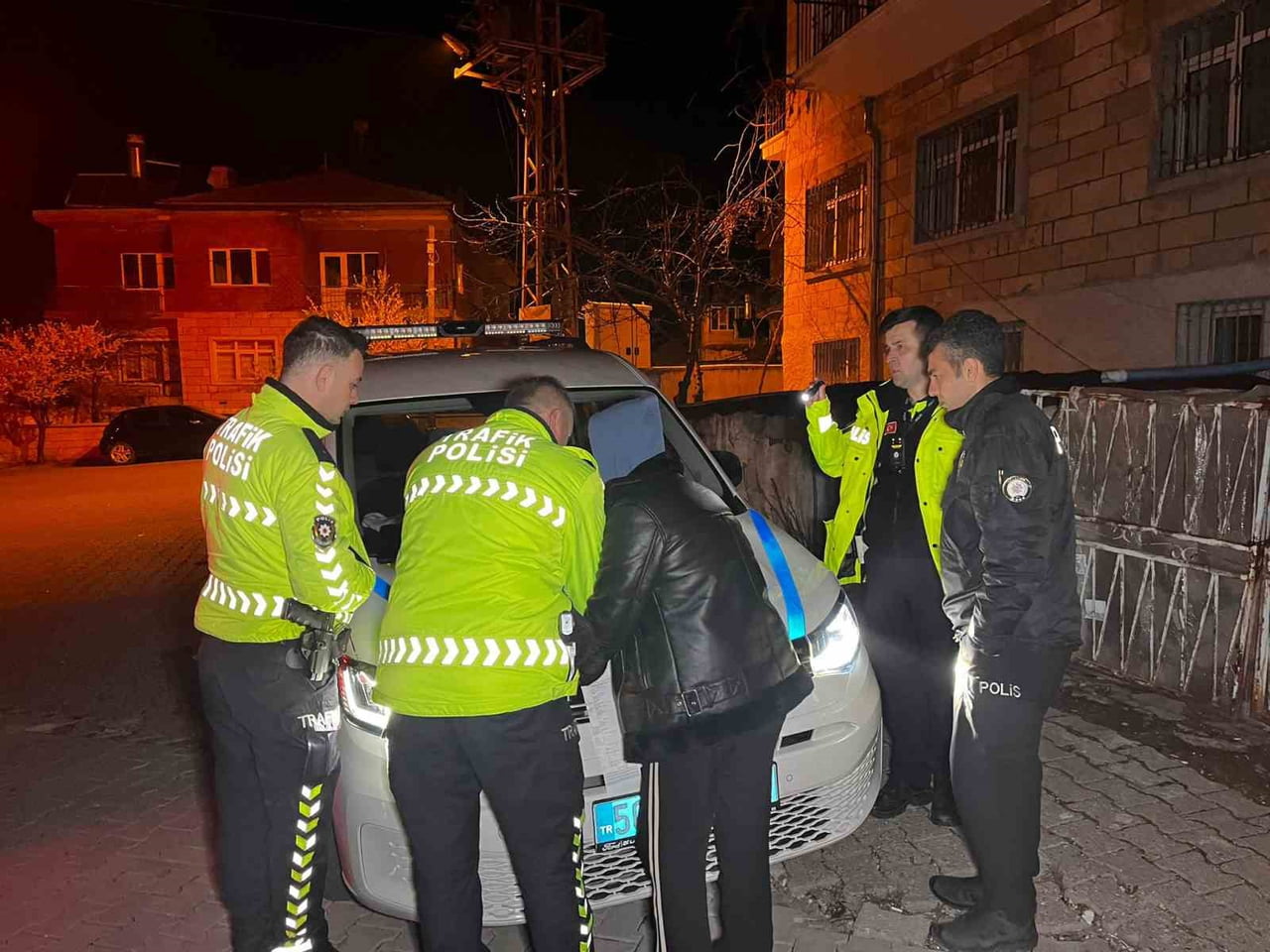 NEVŞEHİR’DE KAZA YAPAN SÜRÜCÜYÜ BIRAKIP ARAÇLA KAÇTI: KAZA YERİNDE KALAN BAYAN SÜRÜCÜ "BEN NİYE...