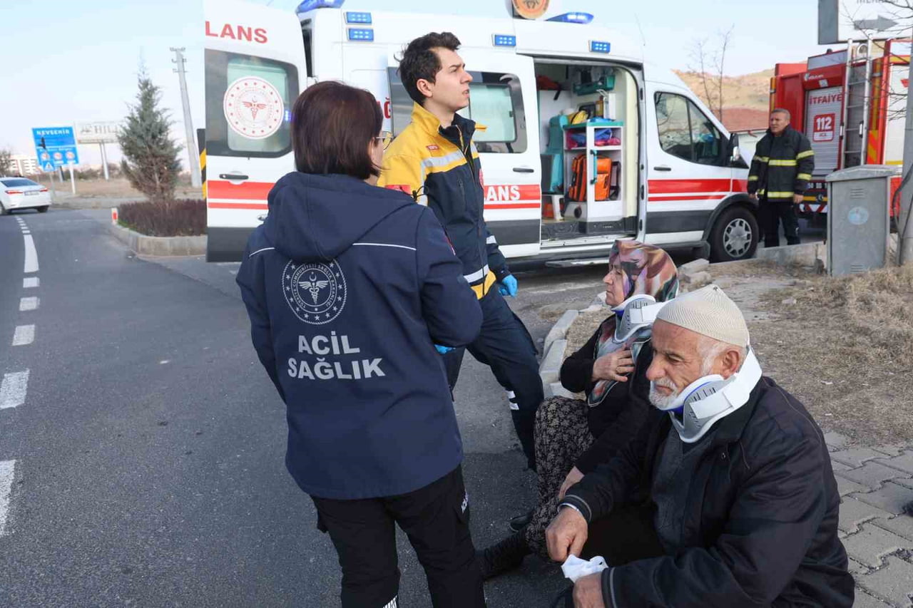 NEVŞEHİR’DE KIRMIZI IŞIKTA BEKLEYEN OTOMOBİLE BAŞKA BİR OTOMOBİLİN ÇARPMASI SONUCU 2 KİŞİ...