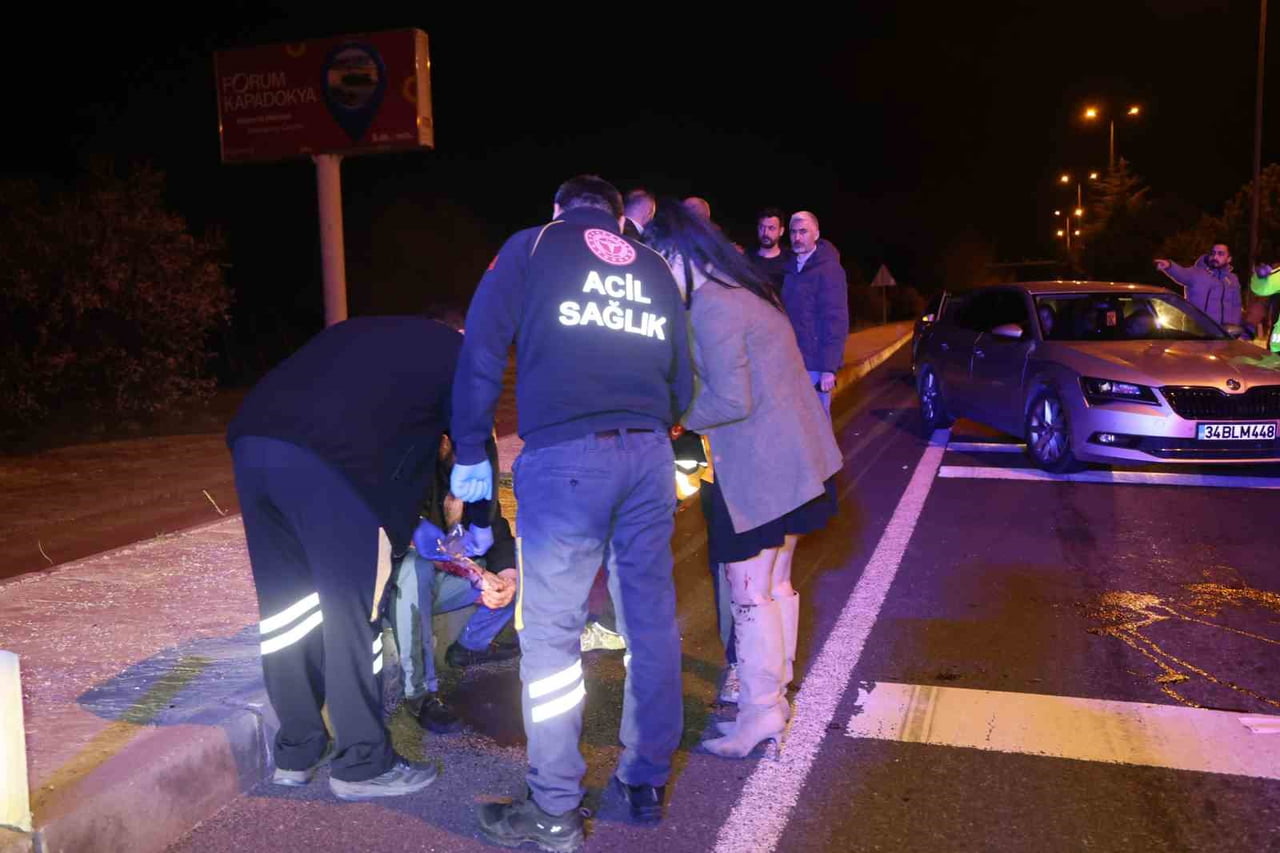 NEVŞEHİR’DE MADDİ HASARLI TRAFİK KAZASI SONRASINDA, YARDIM İÇİN DURAN VATANDAŞLAR, KAZA YAPAN...