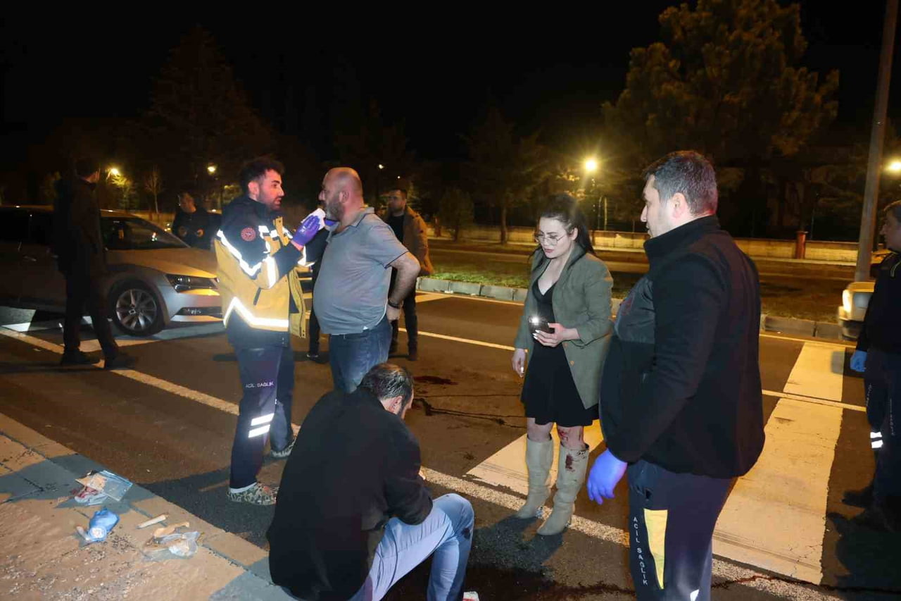 NEVŞEHİR’DE MADDİ HASARLI TRAFİK KAZASI SONRASINDA, YARDIM İÇİN DURAN VATANDAŞLAR, KAZA YAPAN...