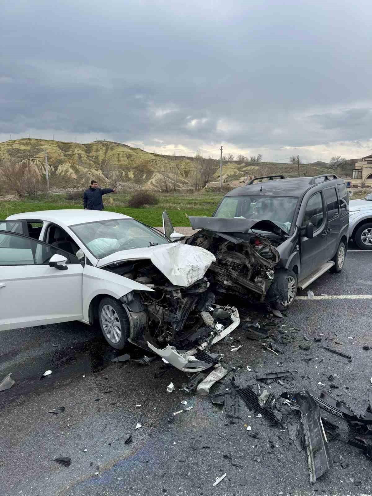 NEVŞEHİR’DE OTOMOBİL İLE HAFİF TİCARİ ARACIN ÇARPIŞTIĞI KAZADA 4 KİŞİ YARALANDI