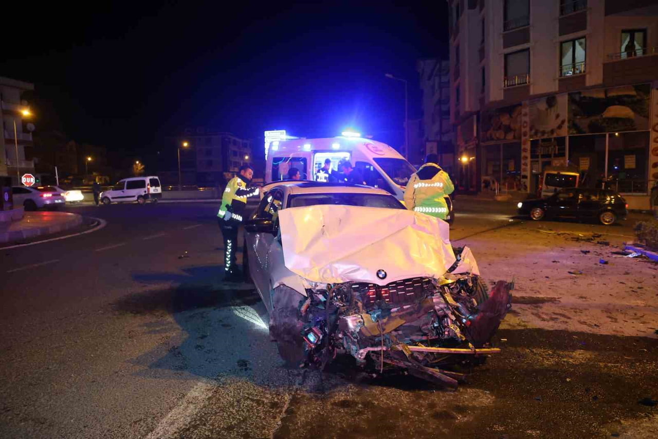 NEVŞEHİR’DE OTOMOBİL İLE MİNİBÜSÜN ÇARPIŞTIĞI TRAFİK KAZASINDA 1’AĞIR 3 KİŞİ...