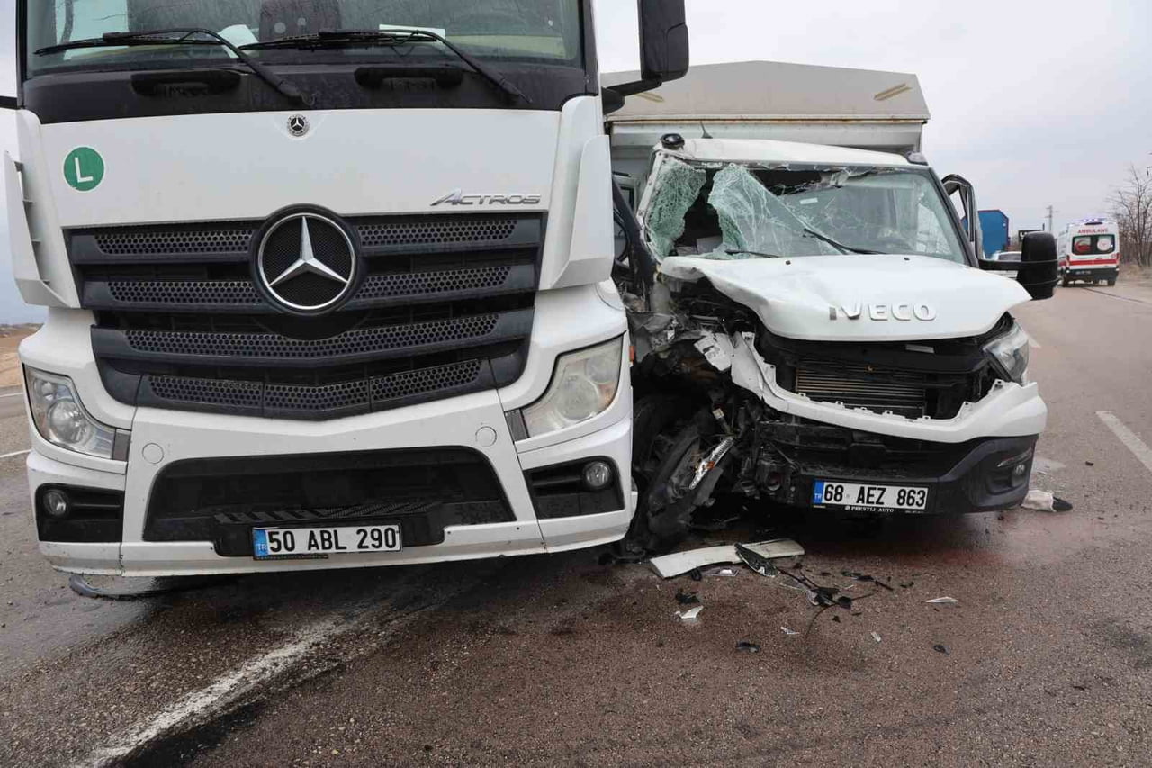 NEVŞEHİR’DE TIR İLE KAMYONETİN ÇARPIŞTIĞI KAZADA 2 KİŞİ YARALANDI.